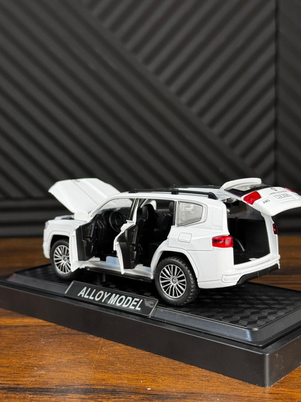 Land Cruiser Die Cast Model 1:28 - Toynix