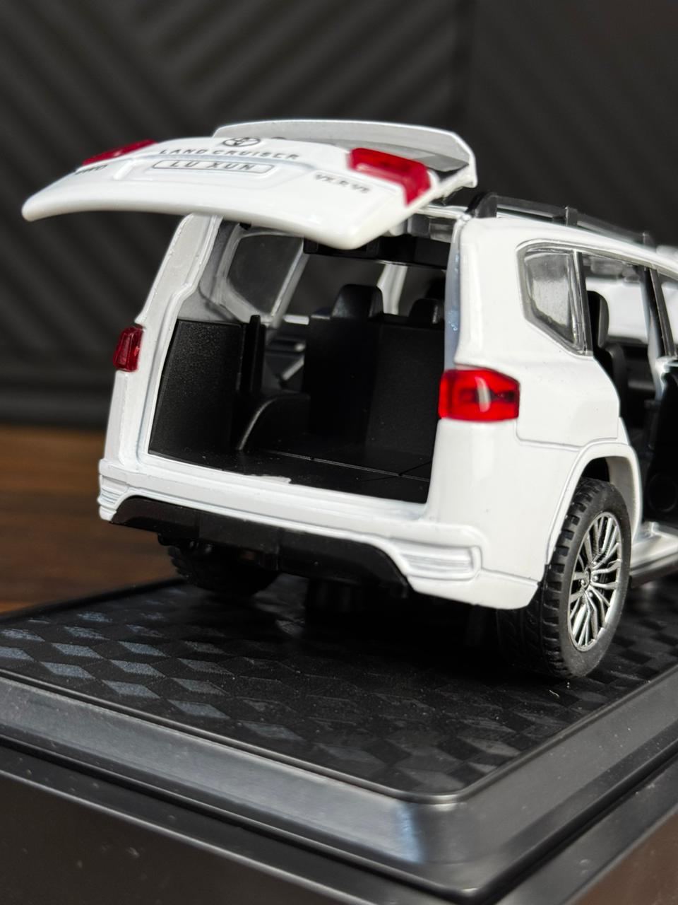Land Cruiser Die Cast Model 1:28 - Toynix